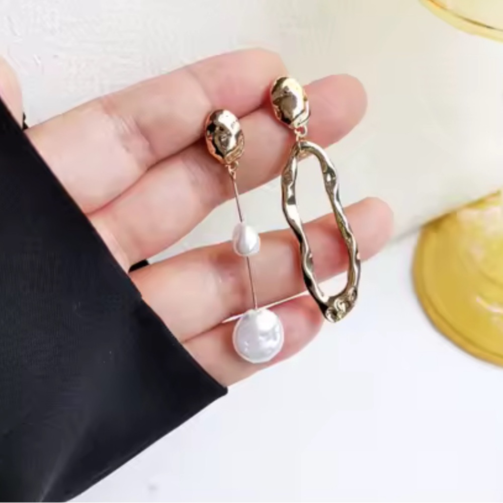 Elegant Asymmetrical Gold and Pearl Drop Earrings - Picture 3 of 16